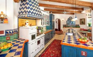 Mistura de tradição em casas marroquinas. Por que não colar sobre as paredes wallpaper