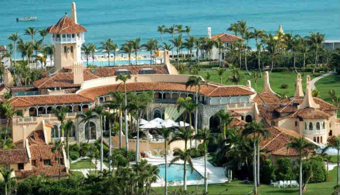 Mar-a-Lago, em Palm Beach. Private Hotel Club. Say, estima-se em 200 milhões. $. Ele faz um lucro de US $ 15 milhões. Dólares por ano. (Fonte da imagem - Yandex-retratos)
