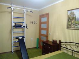 Como organizar o espaço pequeno quarto: espaçoso guarda-roupa, cama de casal e espaço para fitness