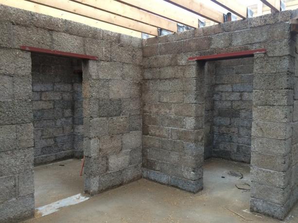 divisórias banhos internos de blocos de madeira e concreto (200 mm).