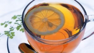 Se você bebe regularmente chá com limão na parte da manhã, você pode melhorar significativamente a condição da pele. Ele dá força e elasticidade da pele e impede mudanças relacionadas à idade. 