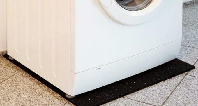 Máquina de lavar roupa na vibração mat
