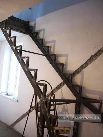 Estrutura metálica de escadas de madeira.
