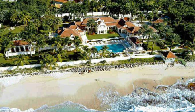 Le Chateau de Palmer em St. Maarten. 45 presidente dos EUA se, chama essa villa, "uma das maiores residências privadas do mundo." Preço de aluguer por pancadas é 28000 dinheiro americano. O aluguel é possível, pelo menos, 5 dias. (Fonte da imagem - Yandex-retratos)