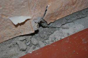 A lacuna entre o chão e a parede: o que consertar para que não haja correntes de ar, umidade, insetos