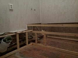 Transfiguração banheiro maçante em um banheiro arrumado. reparação econômica. painéis de PVC: a instalação das paredes e tecto.