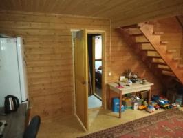 Viver em uma casa de madeira, confortável e barato, por que deveríamos ter medo dos elementos escuras na decoração