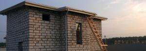 Casa de betão celular com um telhado reprimida em seu próprio projeto