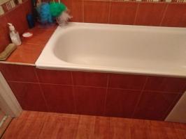 Banho com as pernas elevadas: como fazê-lo manter-se firme (um caso interessante, relacionado com a banheira velha Soviética)