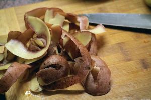Cascas de batata, por que não ser eliminados e como usar sabiamente o jardim