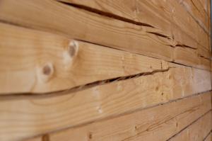 Como fazer para uma casa nova de cabanas de madeira rachada o mínimo possível