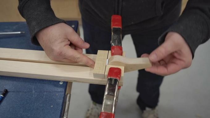 a partir do site - https://ibuildit.ca/projects/how-to-make-a-straightedge-guide/