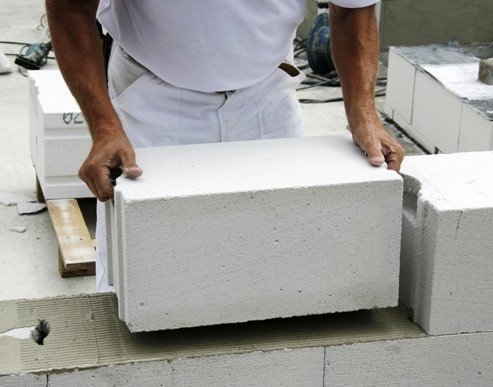 costura espessa reduz o coeficiente de resistência térmica dos blocos de betão de parede é de 25%, o que irá levar a um aumento dos custos de aquecimento.