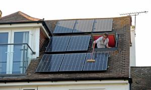 Os painéis solares nas eco-casas do futuro vai se tornar uma necessidade, não um luxo