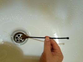 Uma maneira simples, mas muito eficaz para limpar o ralo no banheiro dos cabelos sem retirar o sifão.