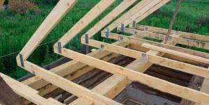 Como fazer uma casa de madeira teto?