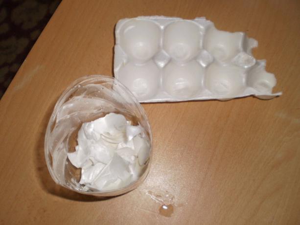 Como a drenagem você pode usar bandejas de ovos de espuma que devem ser esmagados em pedaços pequenos. 