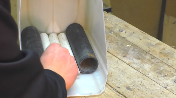O processo de instalação do tubo de plástico na embalagem. fonte: https://www.youtube.com/watch? v = 5VGl8hqwWjk
