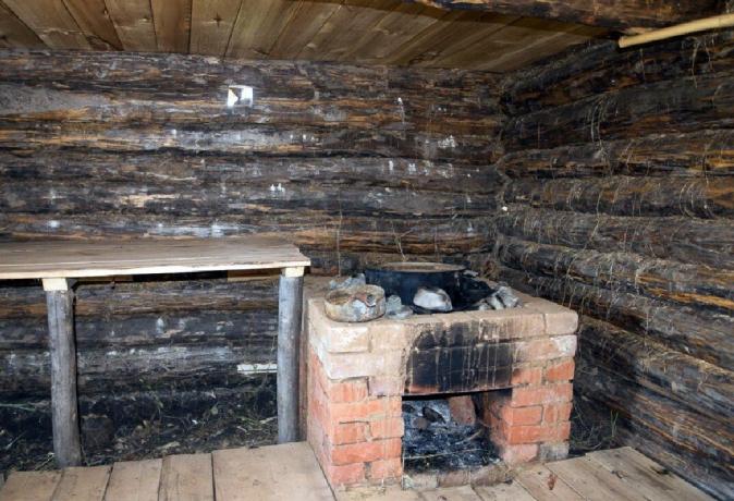 dois tipos de tijolos são usados ​​neste fireclay fogão e forno vermelho