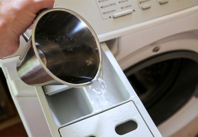 Por que colocar um café, gelo e lavagem na máquina de lavar?