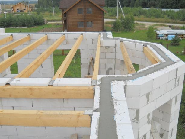 Na foto: A casa de dois andares de betão celular com vigas de madeira em construção