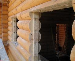 Instalação de portas em uma casa de madeira. O que fazer para evitar a cunha?