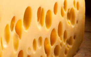 Armazenar o queijo fresco em segredo por muito tempo em casa.