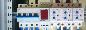 Métodos para proteger redes elétricas domésticas de surtos elétricos, variedade de dispositivos e métodos para a sua instalação de protecção.