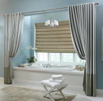 Como escolher as cortinas na janela no banheiro: o minimalismo de luxo vs
