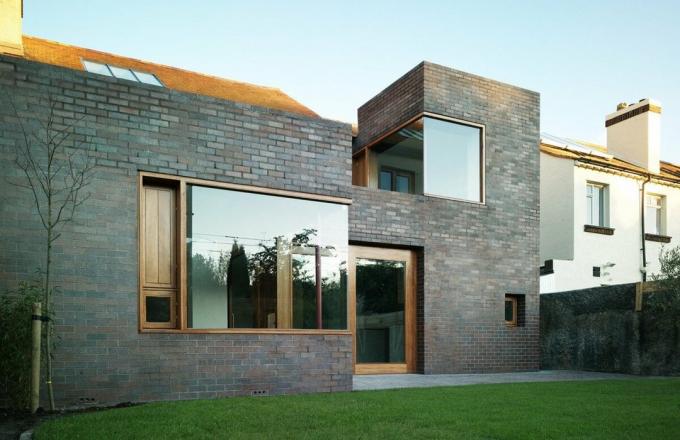 A casa no estilo do minimalismo feita de tijolos cerâmicos
