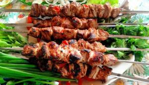 Kebab e variações sobre o tema: saborosa temporada de férias aberto