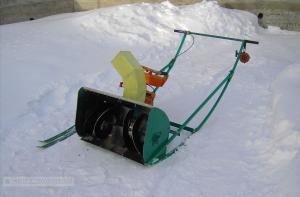 Maquinas de limpar neve de motosserras com as mãos
