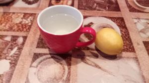 Por que eu bebo água com limão e mel todos os dias. 7 razões