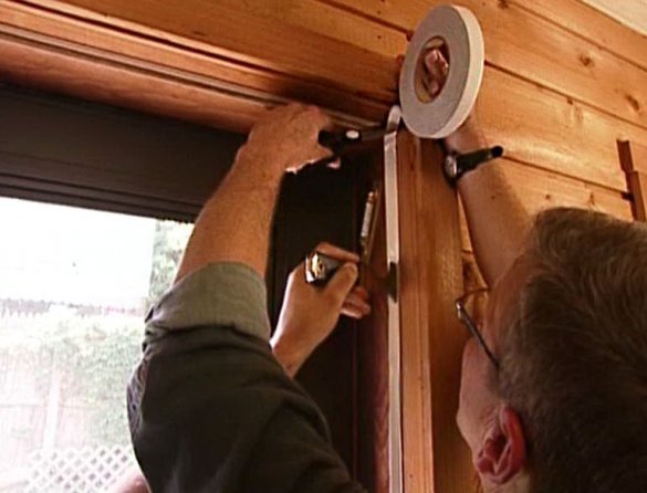 O principal propósito da vedação - uma vedação de portas de montagem encostar contra o aro da porta. 