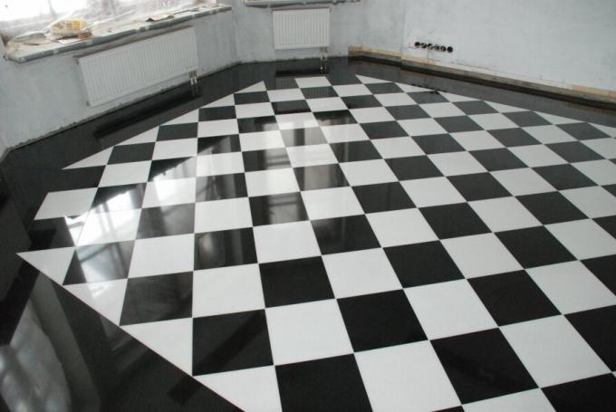 forrada piso diagonal visualmente expande o espaço.