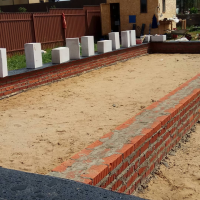 5 boas razões para aumentar o tijolo plinto em uma fundação tira concreto