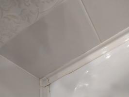 Linóleo nas paredes no banheiro em vez de telha: orçamento e rápido acabamento sem emendas, mofo