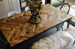 Pode banal mesa de madeira, tornar-se um orgulho em sua interior? Facilmente. 6 idéias originais DIY