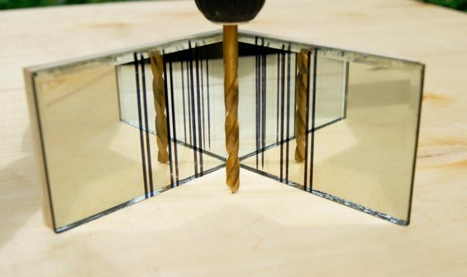 Dois espelhos com entalhes - um dispositivo de fabricação caseira para fazer buracos em um ângulo direito
