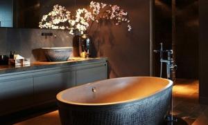 6 decisões de design que podem transformar seu banheiro em um elegante, espaço elegante e inesquecível