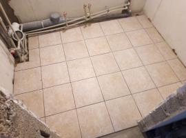 Banheiro Repair: gama de telhas para pisos e paredes. Diante da negligência de um funcionário