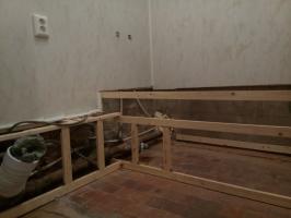 Transfiguração banheiro maçante em um banheiro arrumado. reparação econômica. painéis de PVC: a instalação em paredes e tectos