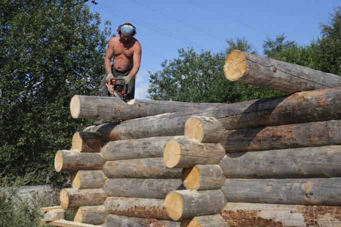 tempo de trabalho no local de produção em Petrozavodsk. Montagem banho de log 86 m3.