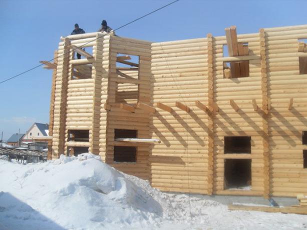 A construção de uma casa de madeira no inverno.