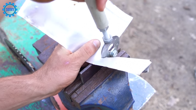 O processo de corte de uma folha de metal caseiro cortador