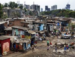 Lixo é um material de construção excelente para a construção de casas em favelas indianas