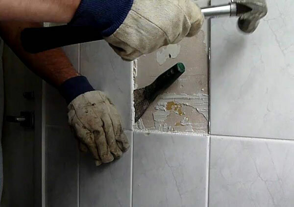 Removendo os azulejos, sem danificar. Foto: o-vannoy.ru