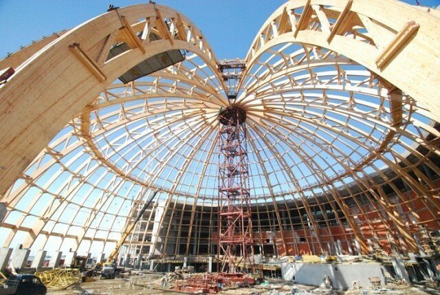 Foto tomada do serviço "Yandex Pictures". O processo de construção da cúpula.