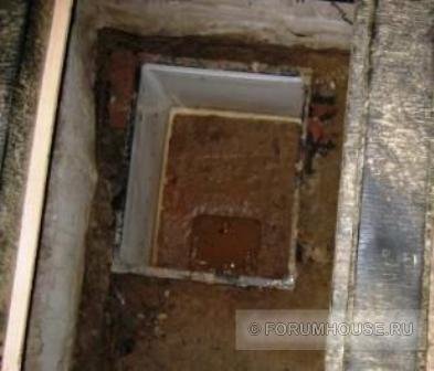 Validando primeiro escavado no subsolo a uma profundidade de 60 cm, um buraco do tamanho de um pequeno corpo refrigerador que alguém tenha jogado em um aterro sanitário.