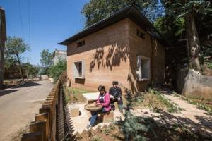 Novas tecnologias para a construção de casas: o Camaleão do solo e tijolo
